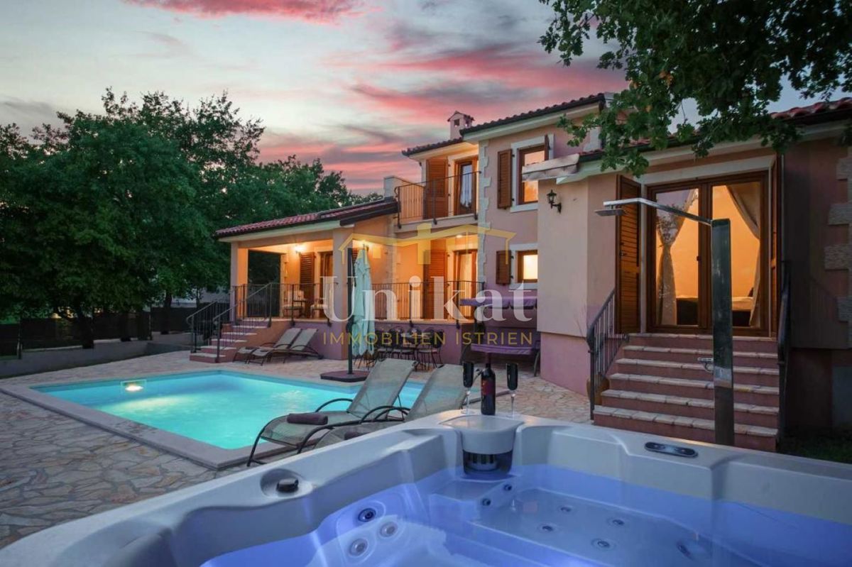 Hiša s bazenom blizu Poreča